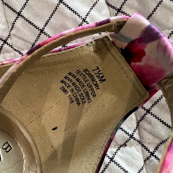Bandolino Pink Floral Armory Sandals, Sz 7.5 - Picture 5 of 5